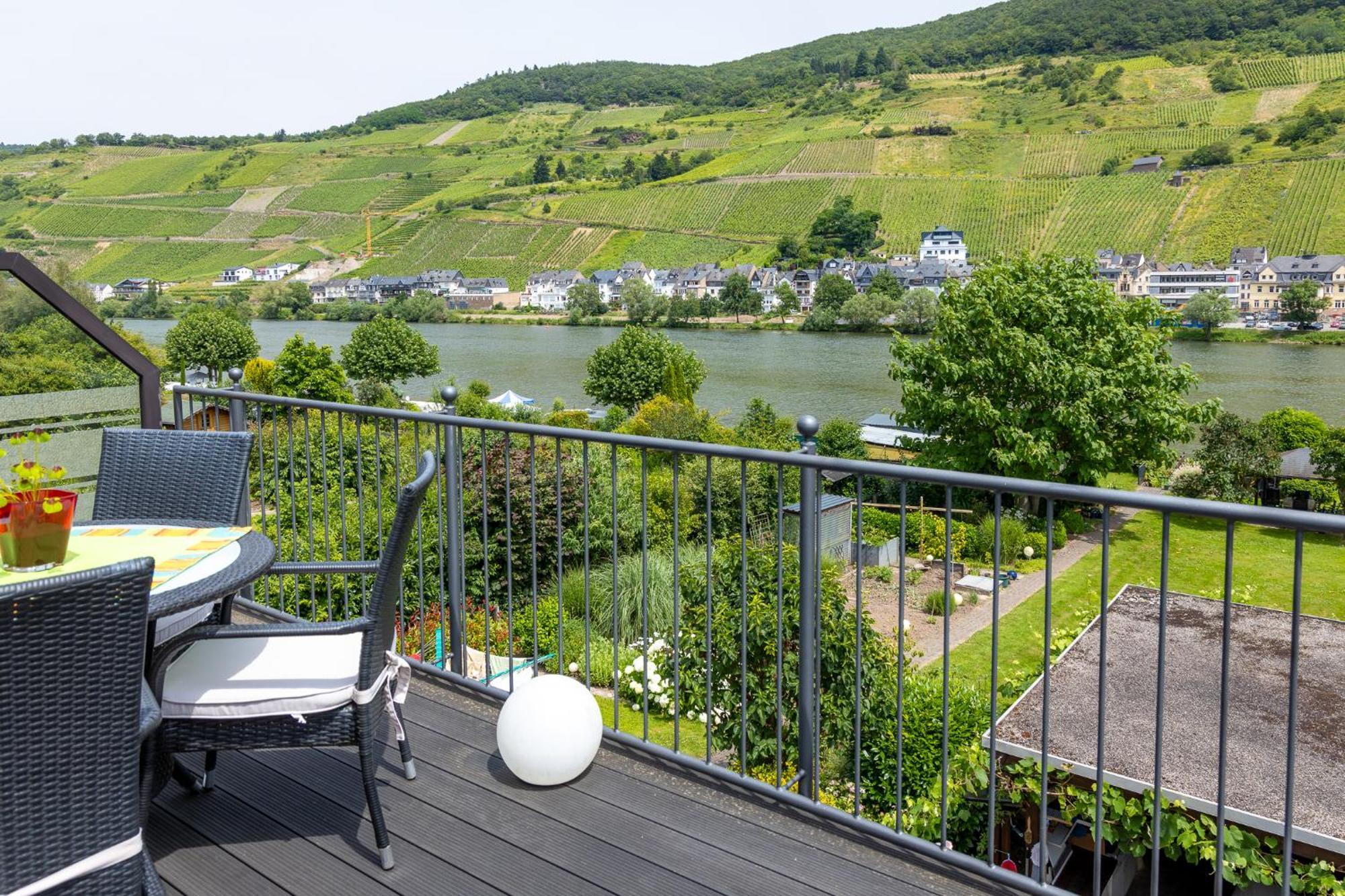 Zum Blauglockenbaum Apartment Zell an der Mosel Exterior photo